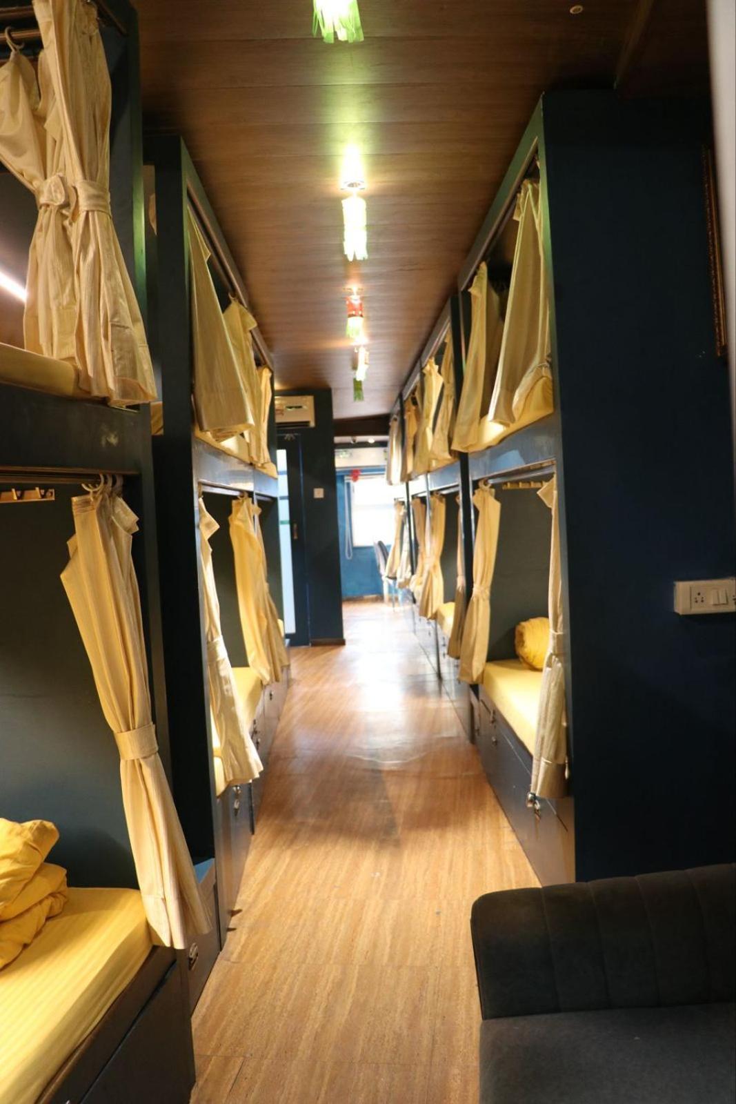 Sinhassan Dormitory Hostel Juhu Mumbai Bagian luar foto