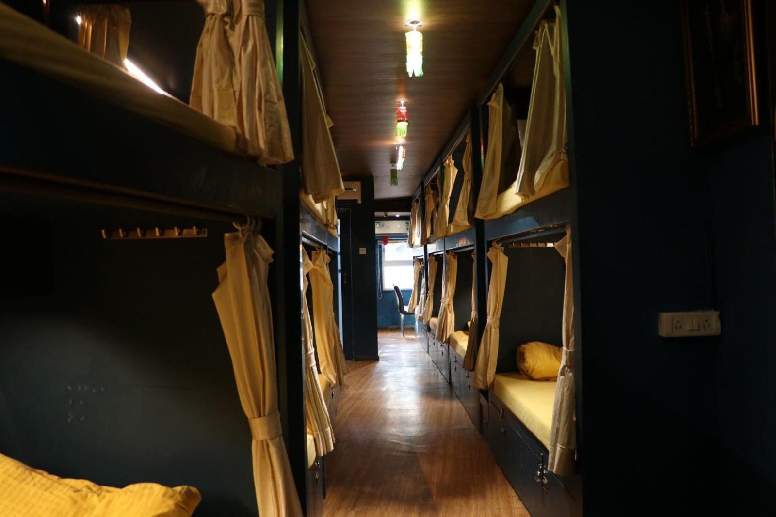 Sinhassan Dormitory Hostel Juhu Mumbai Bagian luar foto
