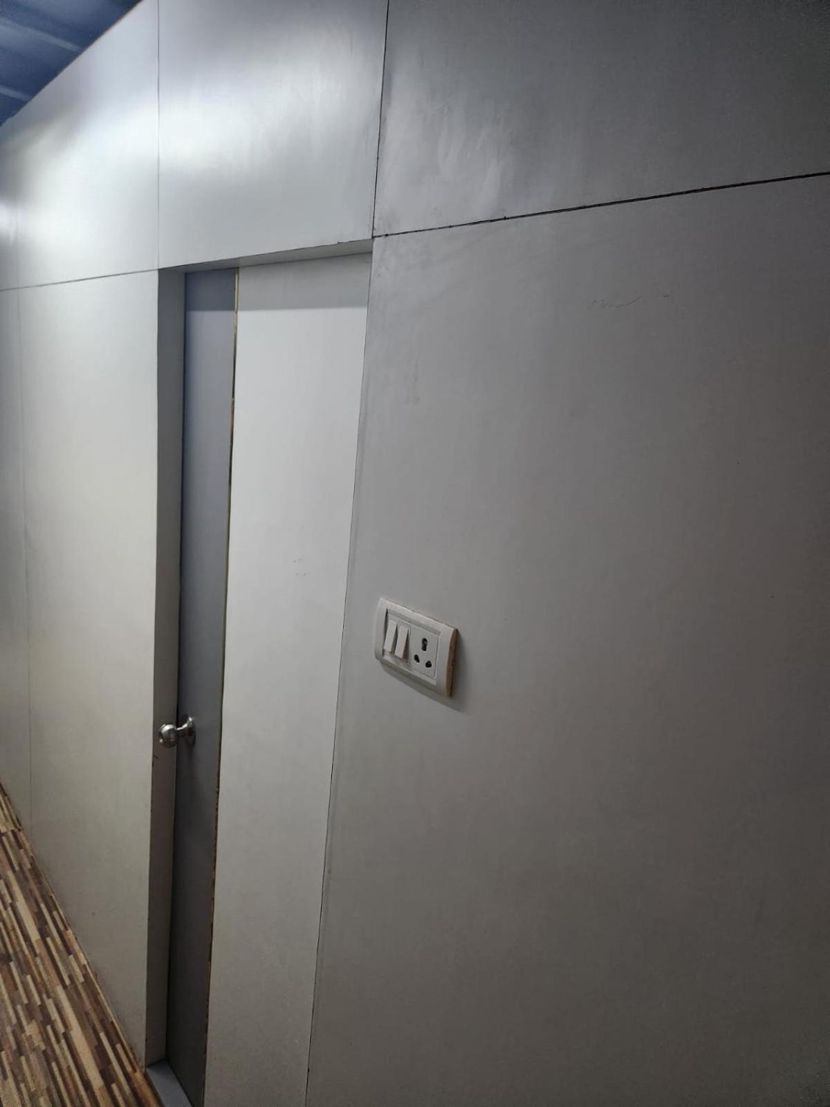 Sinhassan Dormitory Hostel Juhu Mumbai Bagian luar foto