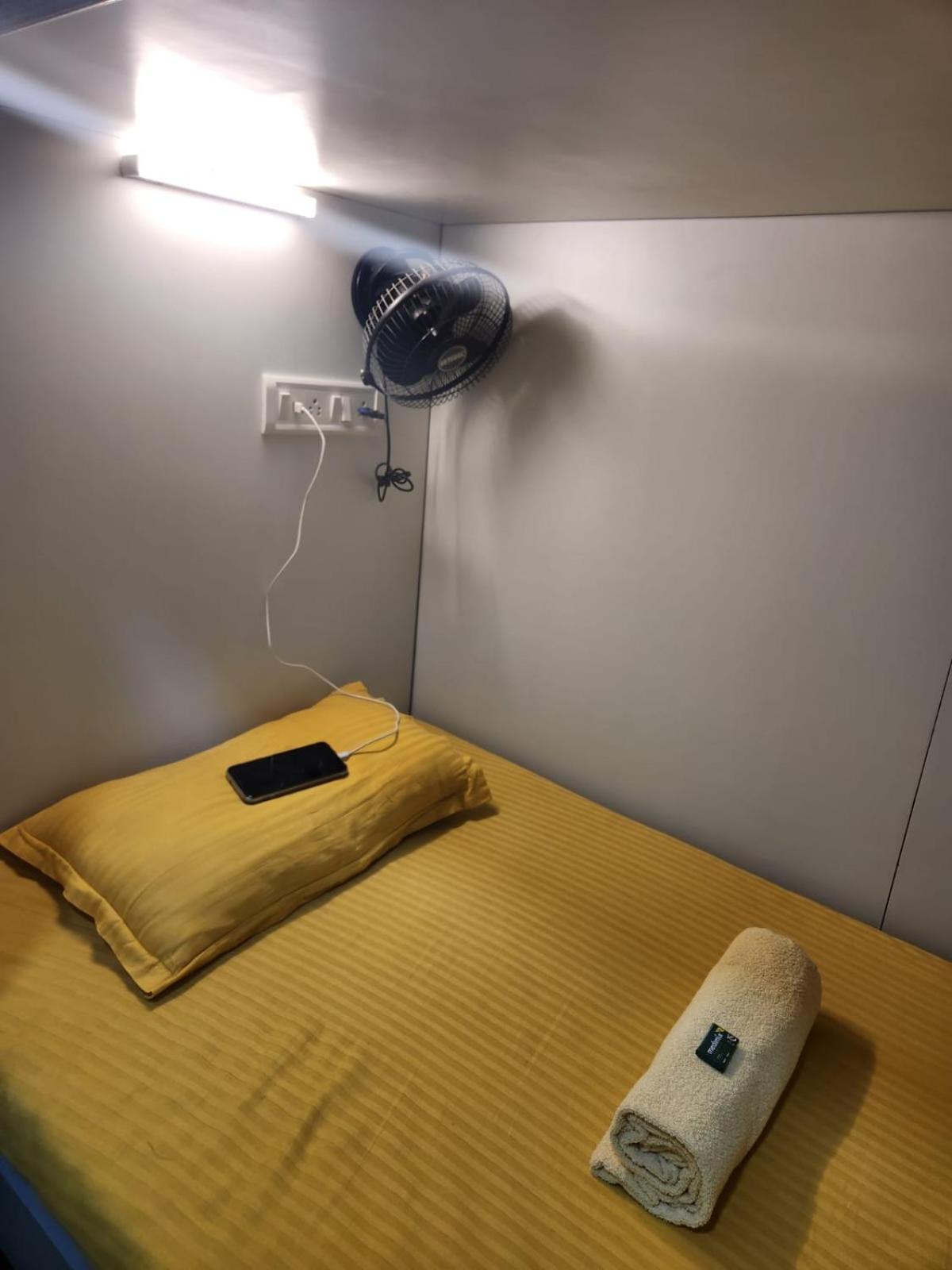 Sinhassan Dormitory Hostel Juhu Mumbai Bagian luar foto