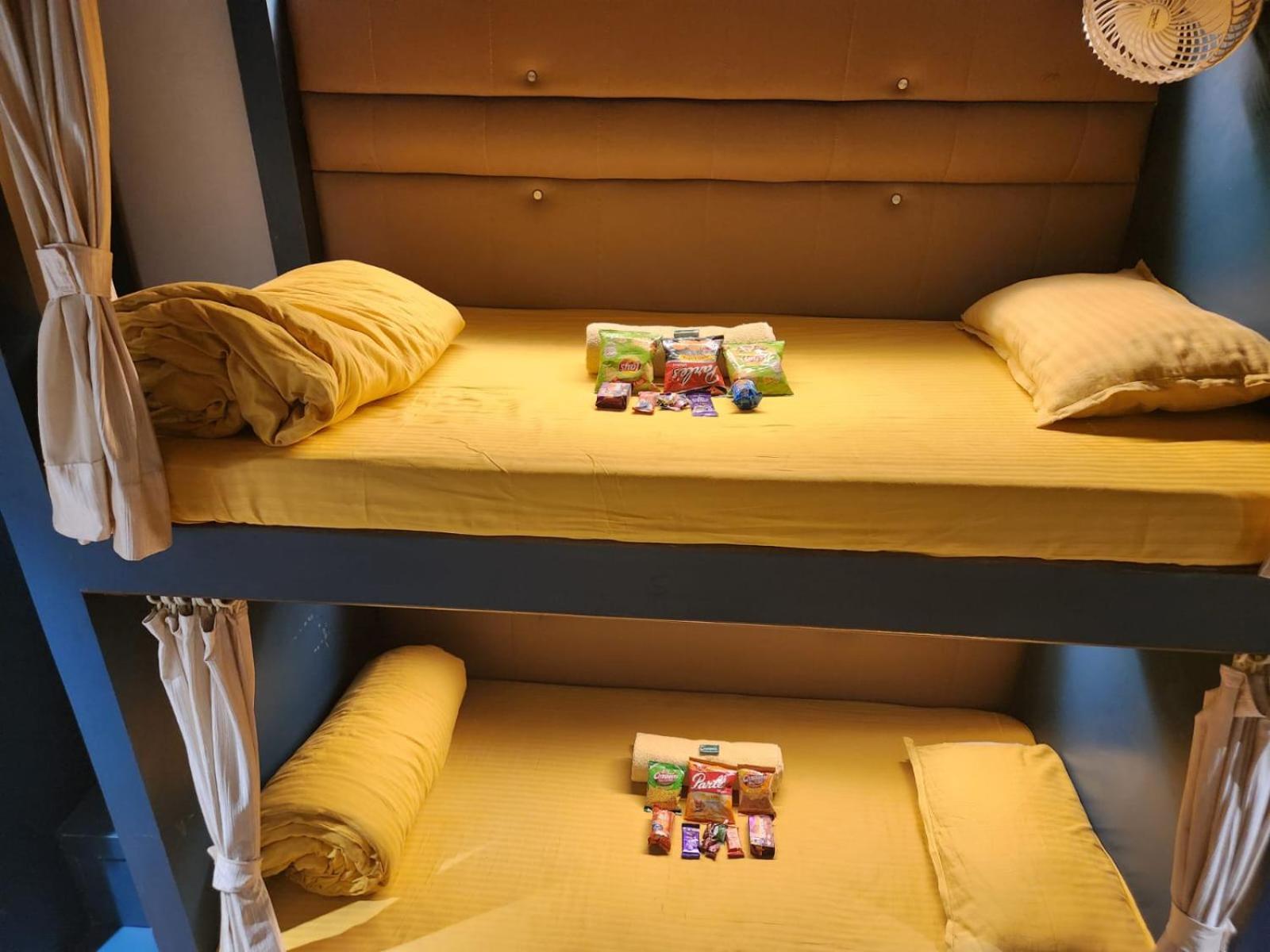 Sinhassan Dormitory Hostel Juhu Mumbai Bagian luar foto