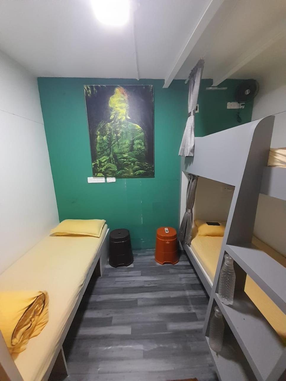 Sinhassan Dormitory Hostel Juhu Mumbai Bagian luar foto