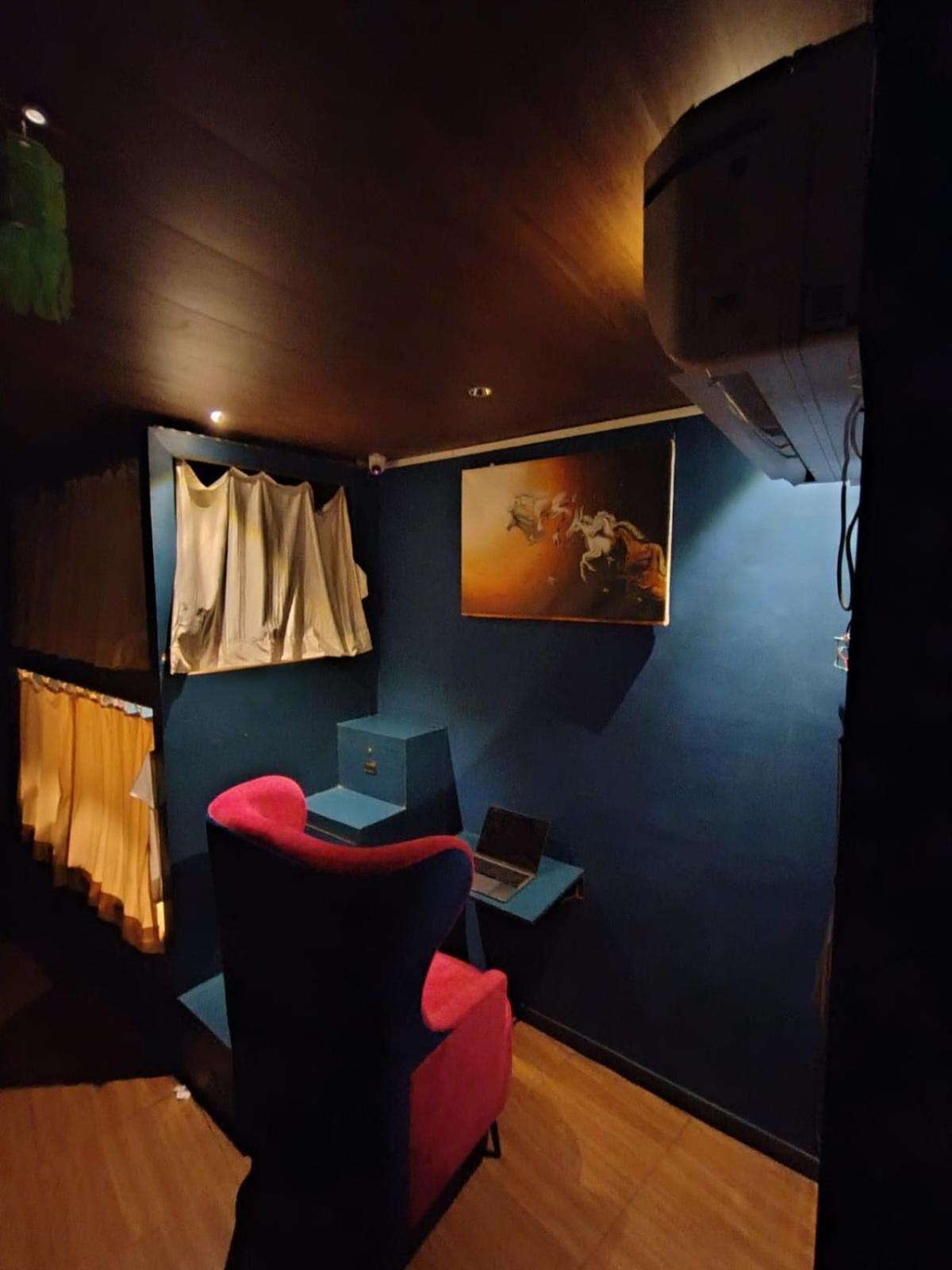 Sinhassan Dormitory Hostel Juhu Mumbai Bagian luar foto