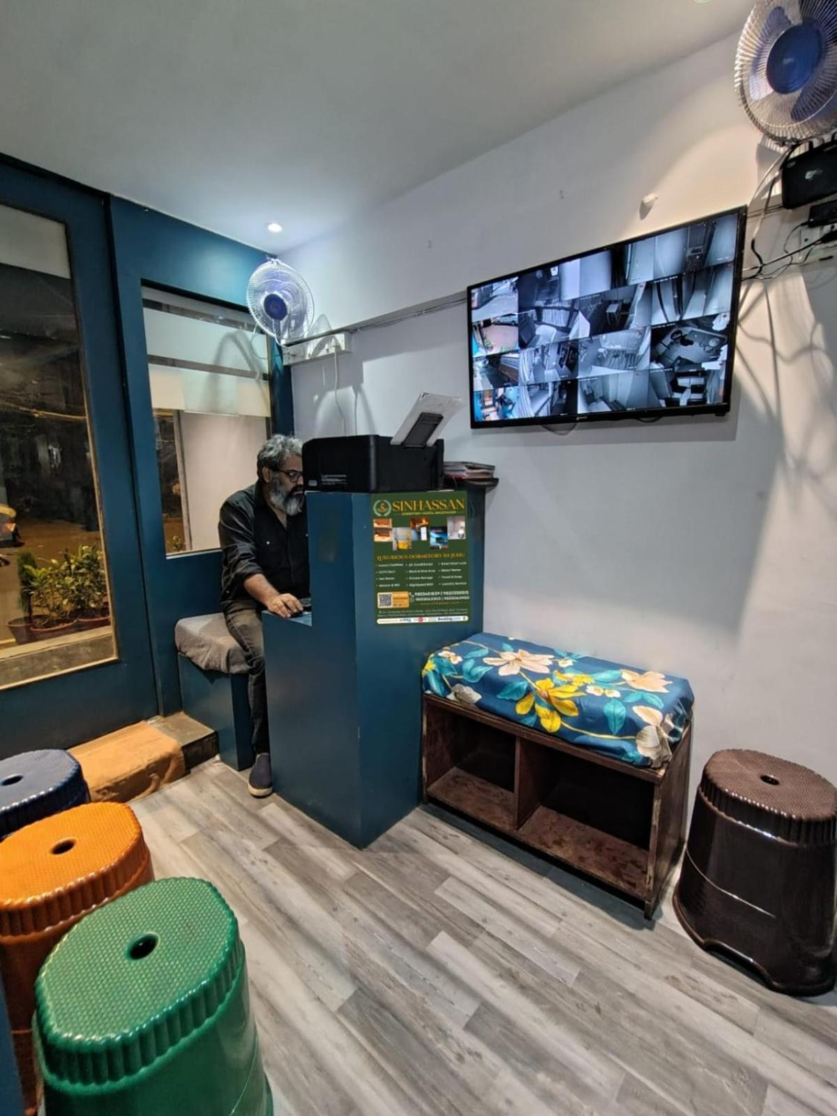 Sinhassan Dormitory Hostel Juhu Mumbai Bagian luar foto