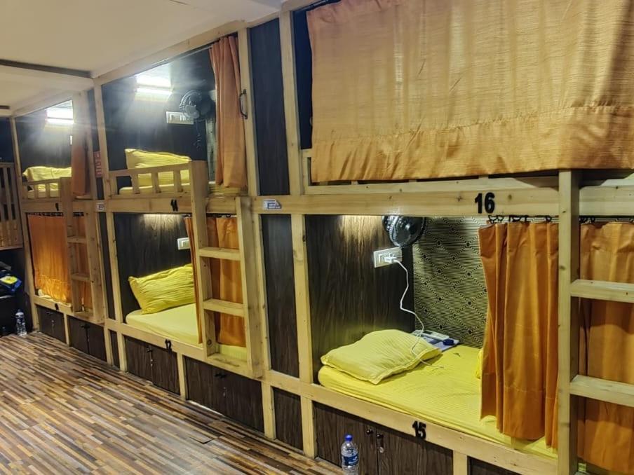 Sinhassan Dormitory Hostel Juhu Mumbai Bagian luar foto